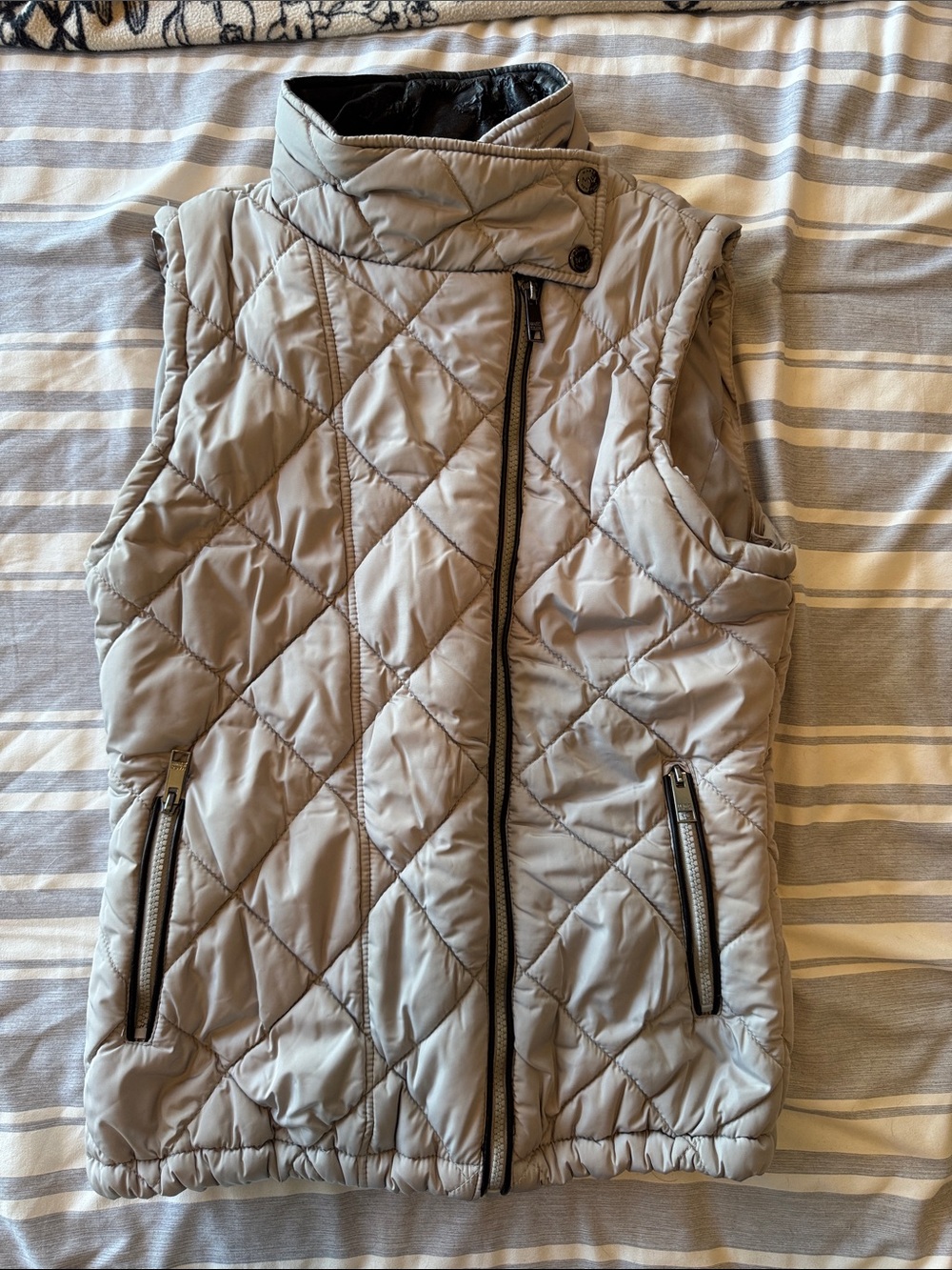 Marc New York Quilted Sleeveless Puffer Vest in Light Gray